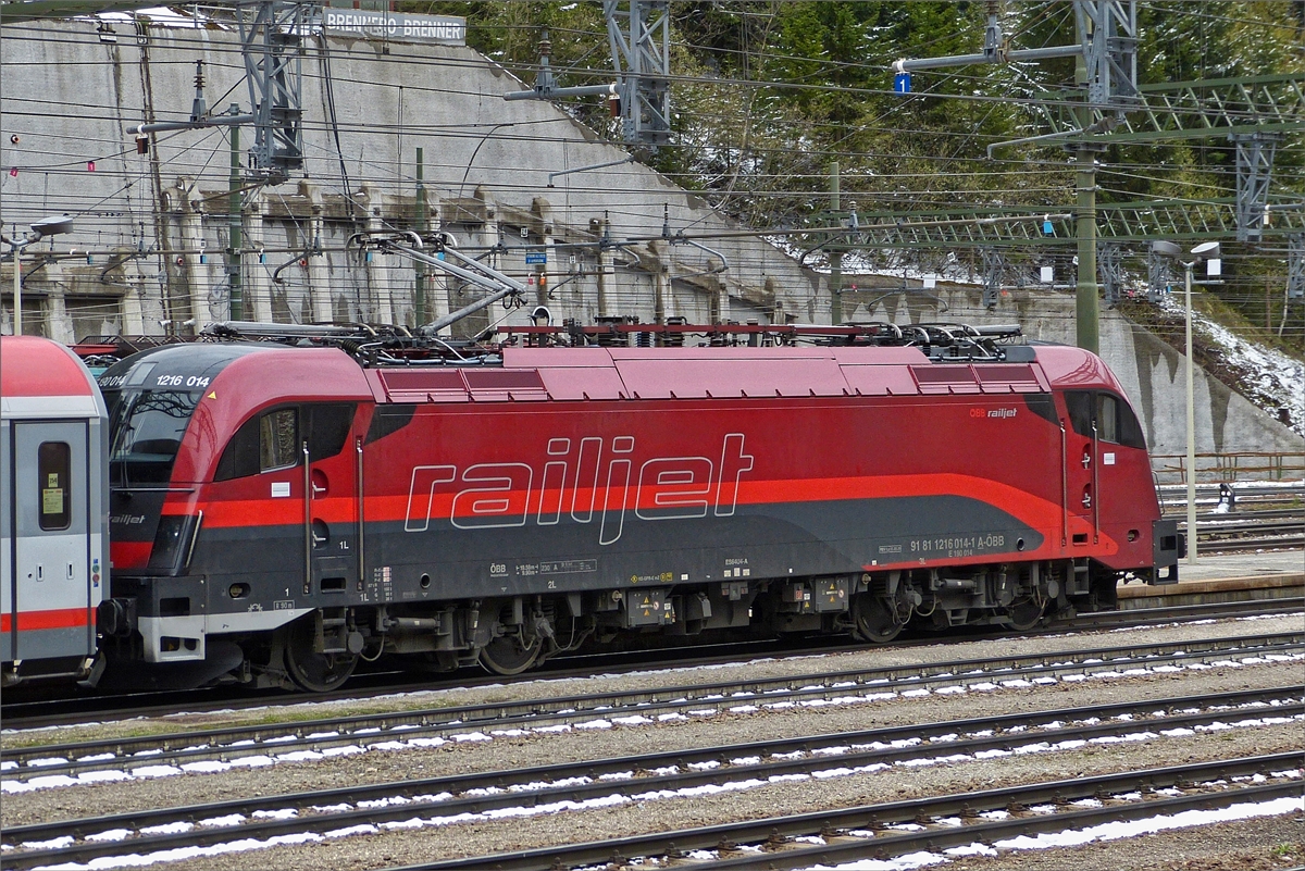 ÖBB Railjetlok  1216 014-1 verlässt den Bahnhof Brenner in Richtung Bozen,  15.05.2019 (Hans)