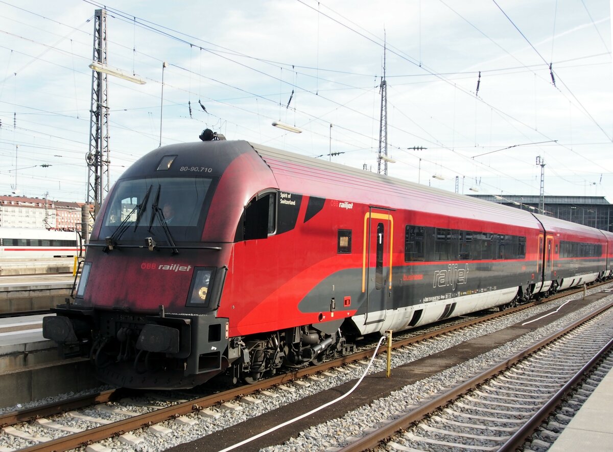 ÖBB Steuerwagen 80-90.710 von Railjet in München Hbf am 20.11.2016.