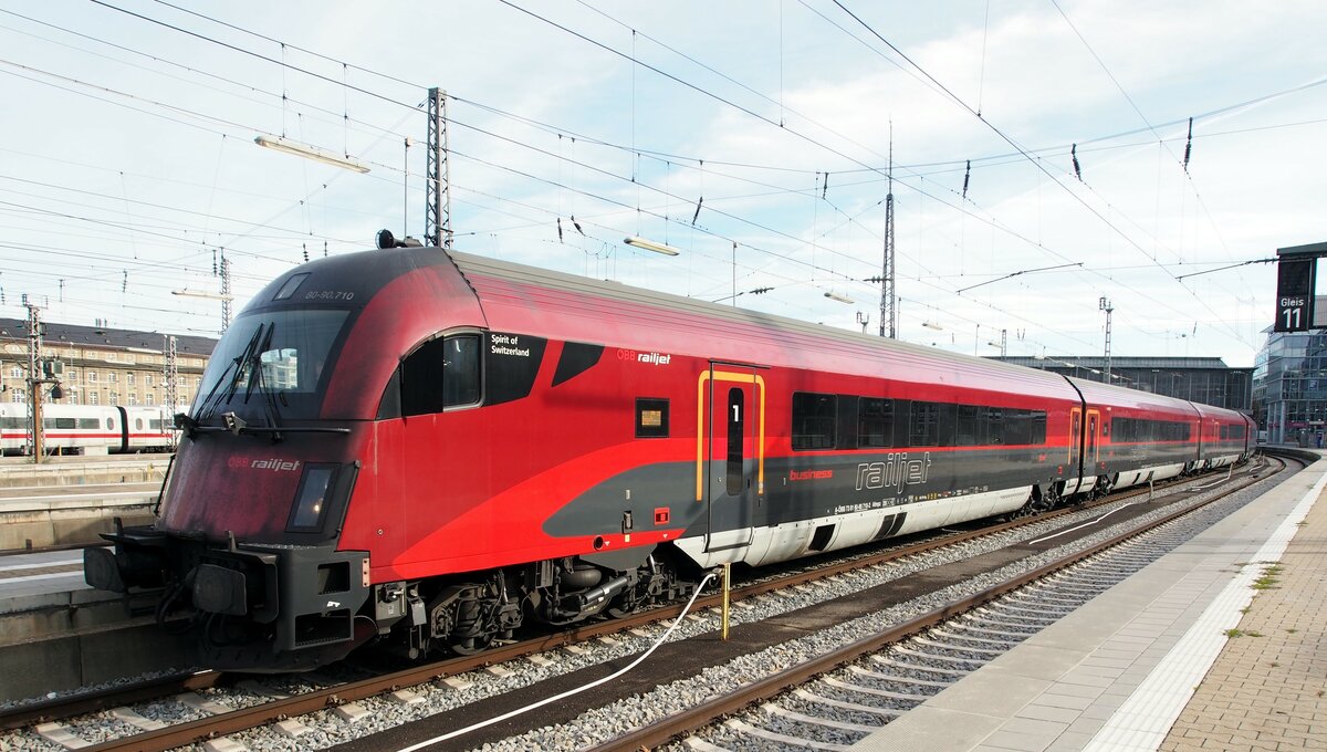 �BB Steuerwagen des Railjet 80-90.710 mit Namen  Spirit of Switzerland  in M�nchen am 20.11.2016.