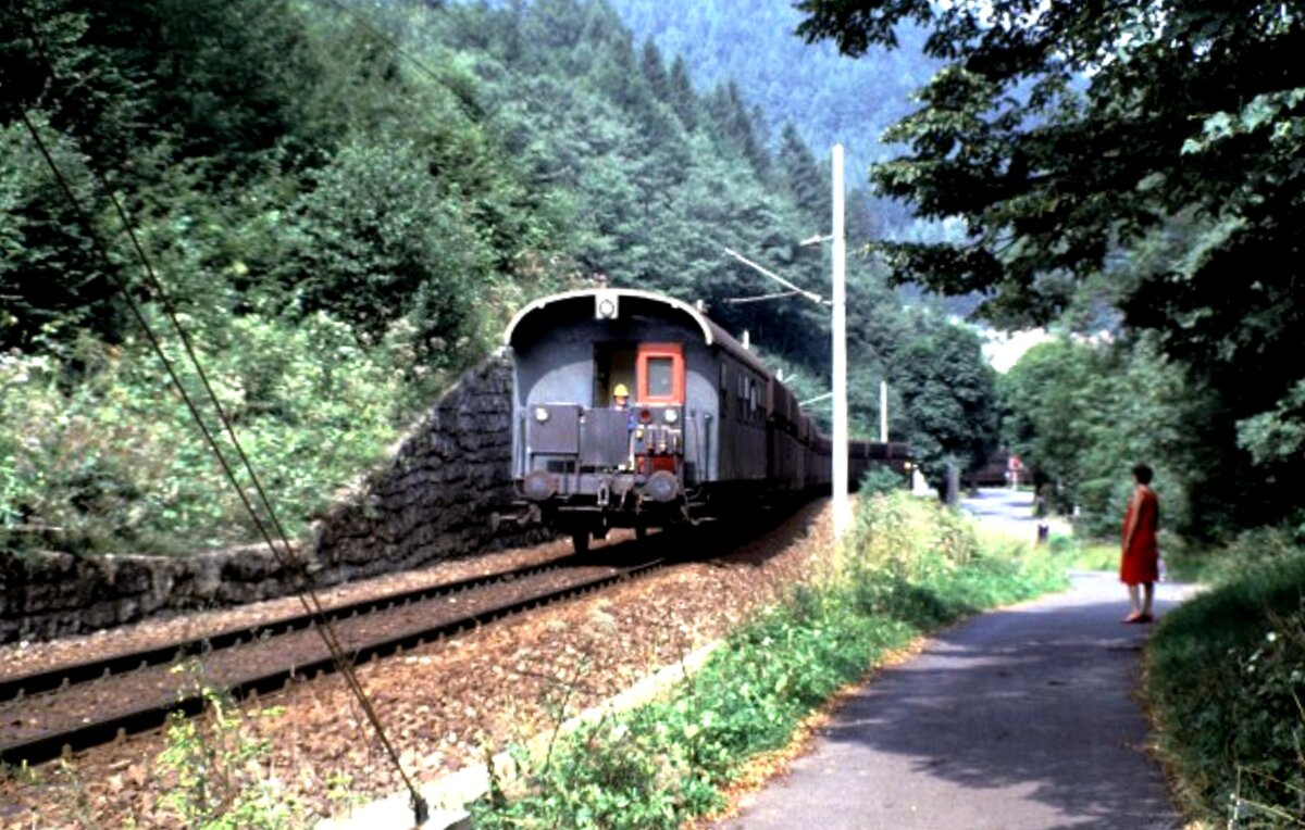 ÖBB Steuerwagen für den Schub der Erzzüge in die Verladestation in Eisenerz am 13.08.1986.