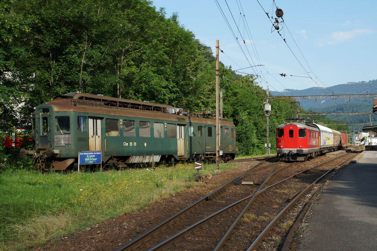 OeBB: Zusammentreffen der ehemaligen in der Zwischenzeit bereits historisch gewordenen SBB Fahrzeugen BDe 4/4 651 und Re 4/4 I 10009 in der Klus bei Balsthal am 11. Juli 2016.
Foto: Walter Ruetsch