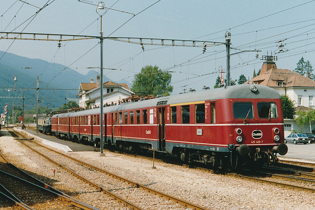 OeBB/SVG: Whrend den Jahren 1986 bis ca. 1992 stand der BDe 4/12 204 (1935) ex DB ET 25 bei der Oensingen Balstal Bahn im planmssigen Dienst. Im Jahre 1993 wurde dieser historisch wertvolle Zug nach Stuttgart verkauft. Zur Zeit bereichert das schn aufgearbeitete Fahrzeug die Fahrzeugsammlung der Eisenbahn-Erlebniswelt Horb am Neckar. Die Aufnahme entstand im Mai 1991 in Balsthal kurz vor der Fahrt nach Oensingen.
Foto: Walter Ruetsch  