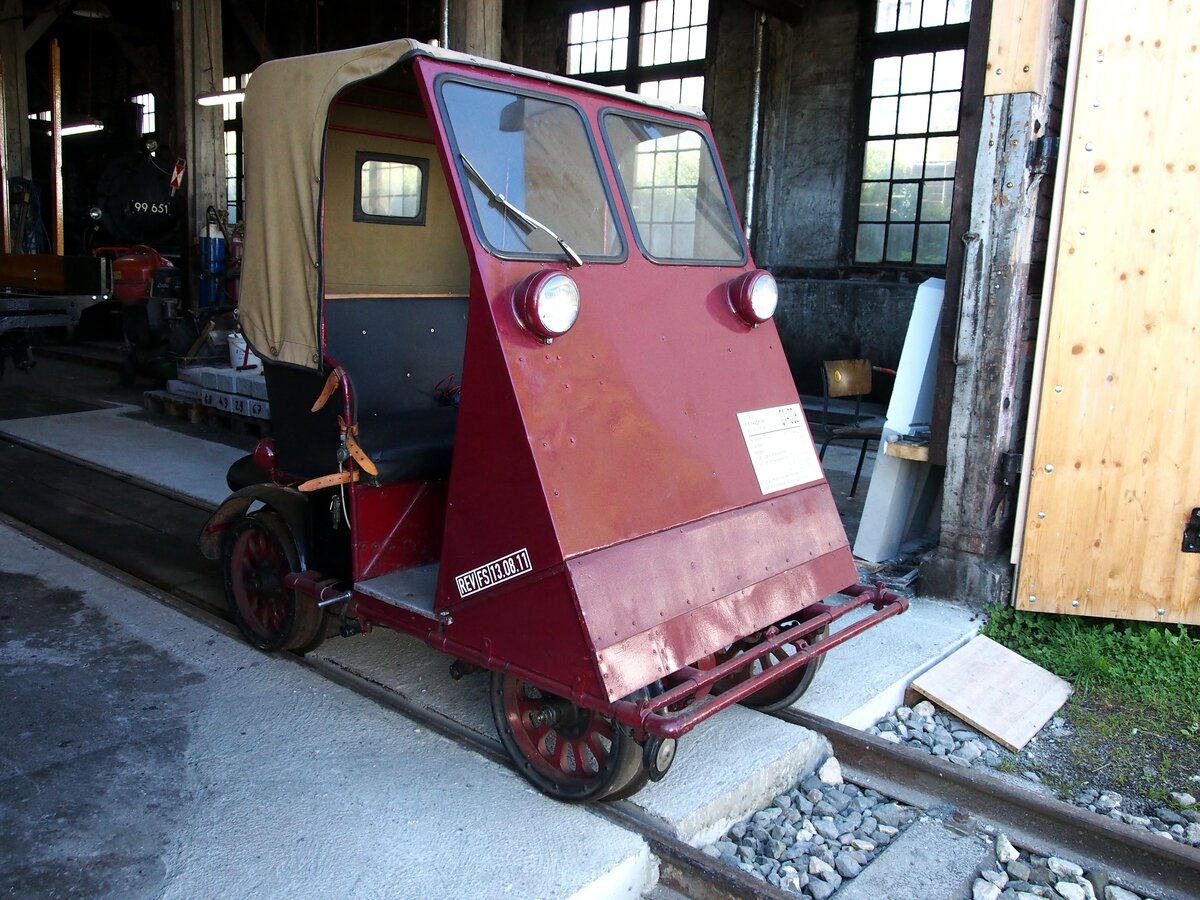Öchsle Bahn, Schmalspur Kleinwagen Nr. 01 006 Eigengewicht 250 kg, Ladegewicht 200 kg; zugelassene Personenzhl 2; Vmax 30 km/h. Inspektionswagen, eine Leihgabe des DB-Museums Nürnberg. Zu dem Inspektionswagens gibt es noch einen Anhänger. Ochsenhausen am 25.09.2021.