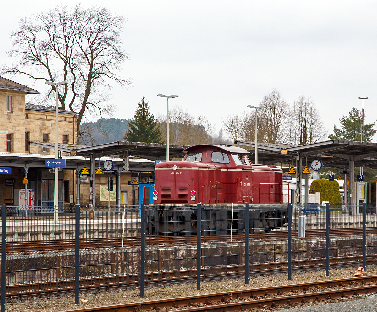
Oh was rauscht denn da vorbei....
Die purpurrote DB 212 093-9 (92 80 1 212 093-9 D-DB), ex V 100 2093, fährt am 26.03.2016 durch den Bahnhof Neuenmarkt-Wirsberg in Richtung Hof. (Aufnahme aus dem Deutschen Dampflokomotiv-Museum heraus.)

Die V 100.20 wurde 1964 von MaK in Kiel 1966 unter der Fabriknummer 1000229 gebaut und als V 100 2093 an die Deutsche Bundesbahn geliefert. Zum 01.01.1968 erfolgte die Umzeichnung in DB 212 093-9. Im Jahr 2008 wurde sie modernisiert und fährt heute für die DB Fahrwegdienste GmbH.
