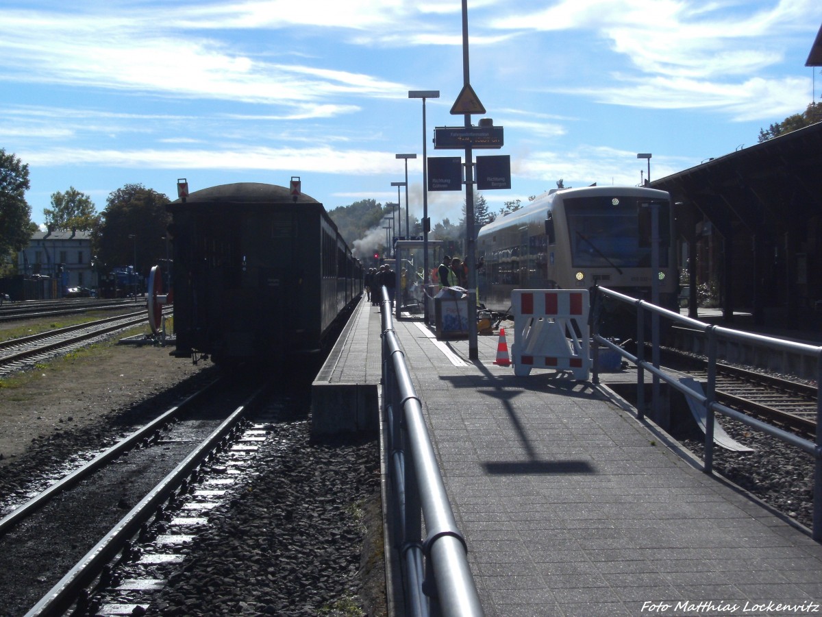 Ohne 2 Lok steht R�BB 99 4011 mit dem Zug abfahrbereit nach Lauterbach Mole & Press 650 032-4 steht abfahrbereit mit ziel Bergen auf R�gen im Bahnhof Putbus am 30.9.13