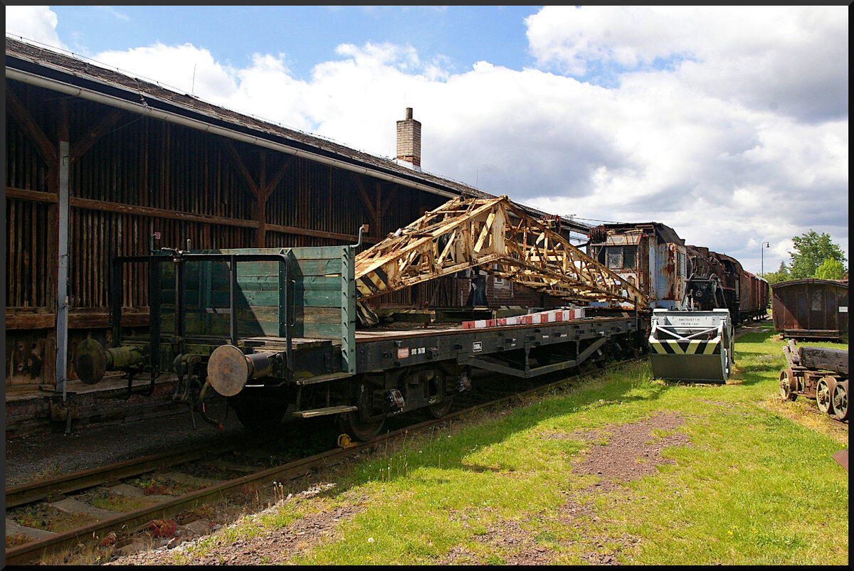 Ohne erkennbare Nummer stand dieser Schienenkran mit Gegenlastwagen auf einem Seitengleis im Eisenbahnmuseum Jaroměř. Vom Aussehen könnte es ein Kirow EDK 6 sein. Erkennbar war das er im Jahr 1955 gebaut wurde.

Jaroměř, 21.05.2022
