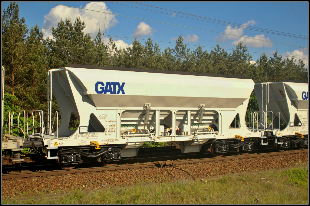 Ohne weitere Sticker war der 4-achsige offene Wagen der Gattung Faccns zum Transport von Kies am 26.05.2017 in einem Kieszug eingereiht, der durch die Berliner Wuhlheide fuhr (D-GATXD 87 80 6985 094-8 Faccns)