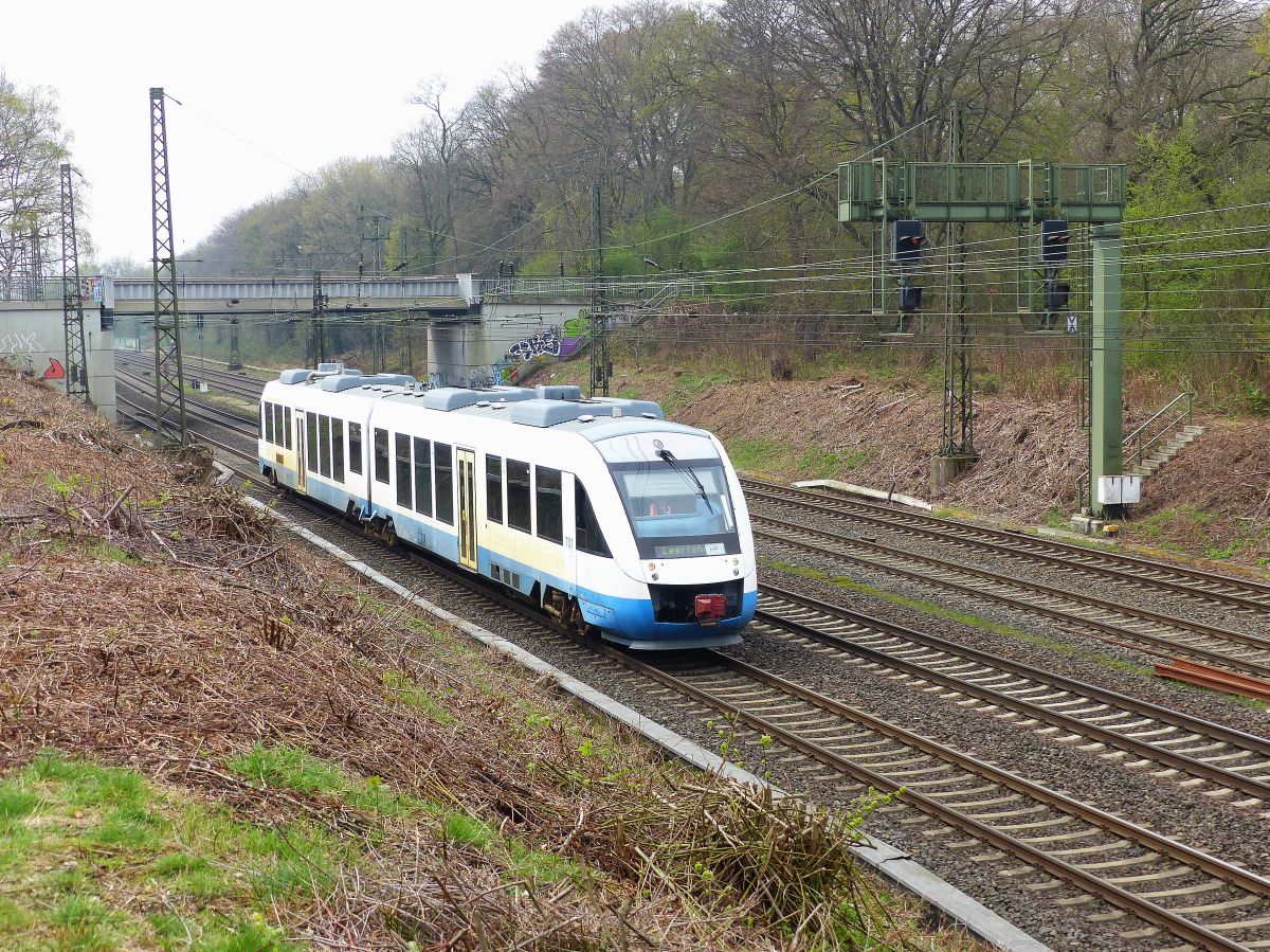 OLA (Ostseelandverkehr GmbH) LINT Triebzug VT 701 Abzweig Lotharstrasse, Forsthausweg, Duisburg 12-04-2018.

OLA (Ostseelandverkehr GmbH) LINT dieseltreinstel VT 701 Abzweig Lotharstrasse, Forsthausweg, Duisburg 12-04-2018.