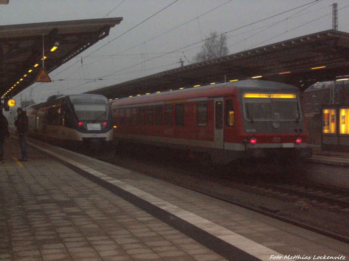 OLA VT 0010 mit ziel B�tzow & BR 628 als S2 mit ziel Schwaanim Bahnhof G�strow am 14.12.13