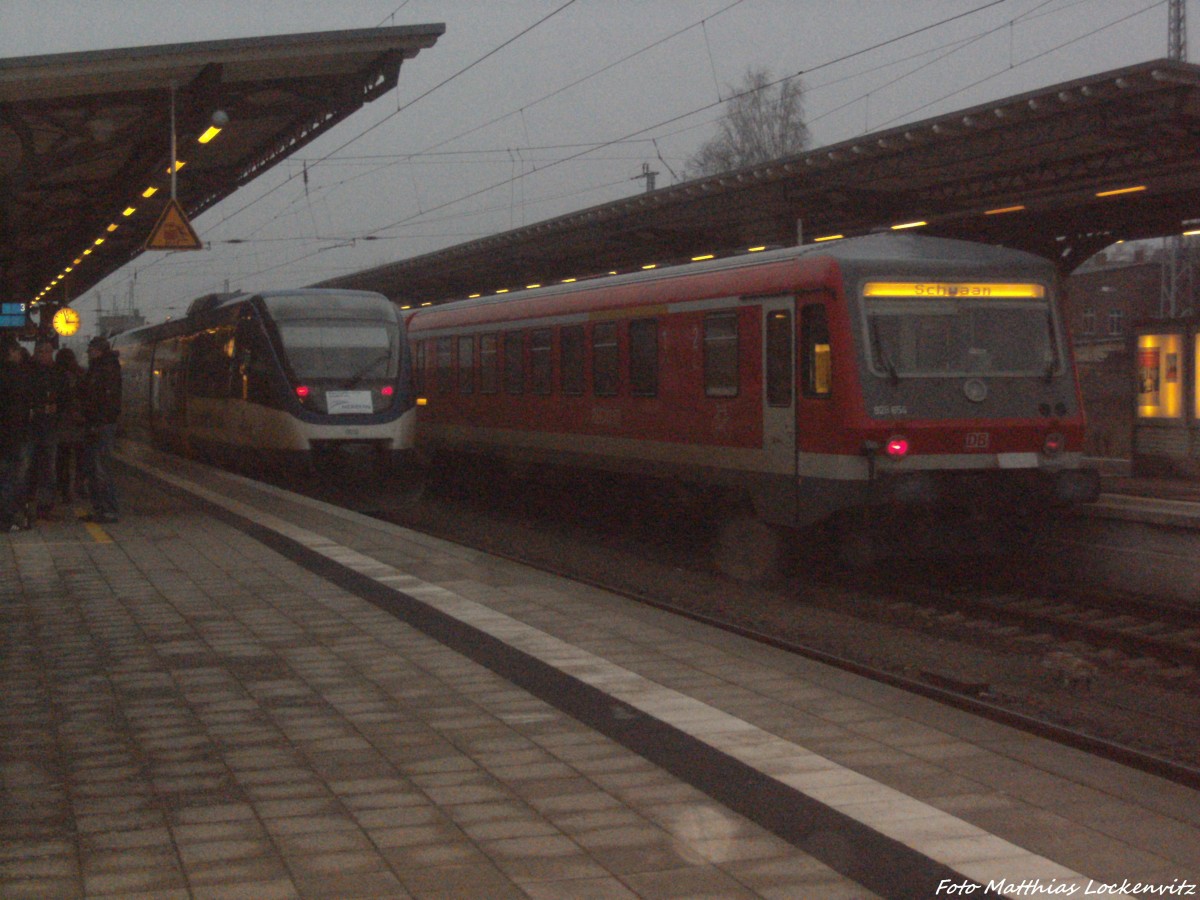 OLA VT 0010 mit ziel B�tzow & BR 628 als S2 mit ziel Schwaanim Bahnhof G�strow am 14.12.13