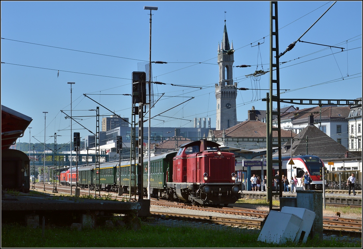 Oldiestunden im Grenzbahnhof. 

Die heieste Ansage im Bahnhof Konstanz: Bitte Vorsicht an Gleis 4, dieser Zug fhrt gleich ab. Juni 2014.