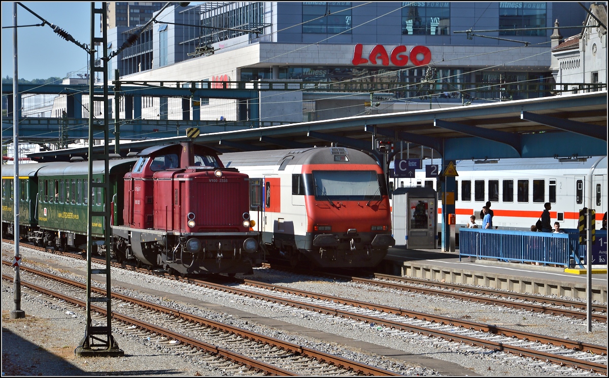 Oldiestunden im Grenzbahnhof. 

Drei Gleise in Konstanz reichen eben doch nicht, IC nach Deutschland, IR nach Biel und Seehas, da muss der Sonderzug auf Gleis 4 ausweichen. Juni 2014.