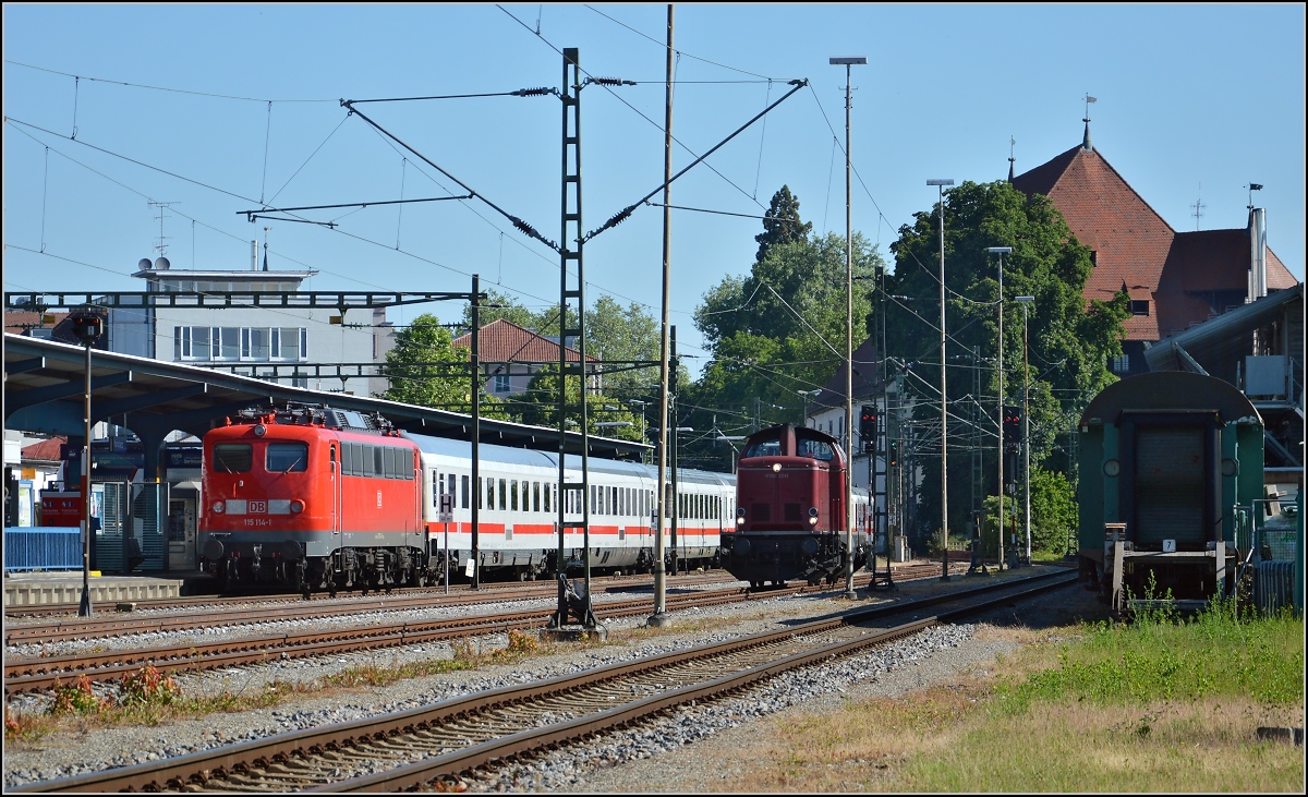 Oldiestunden im Grenzbahnhof. 

Endlich gibt sich Methusalem auch mal die Ehre. 115 114-1 hat den IC 2004 nach Konstanz zur Bereitstellung gebracht und bleibt bis Singen angehngt. In der Zwischenzeit hat sich V100 2335 nach Konstanz geschlichen. Juni 2014.