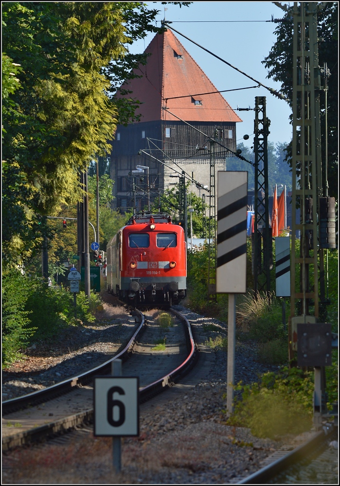 Oldiestunden im Grenzbahnhof. 

Endlich gibt sich Methusalem auch mal die Ehre. Mit sauberem Neulack f�hrt 115 114-1 den IC 2004 nach Konstanz zur Bereitstellung. Juni 2014.