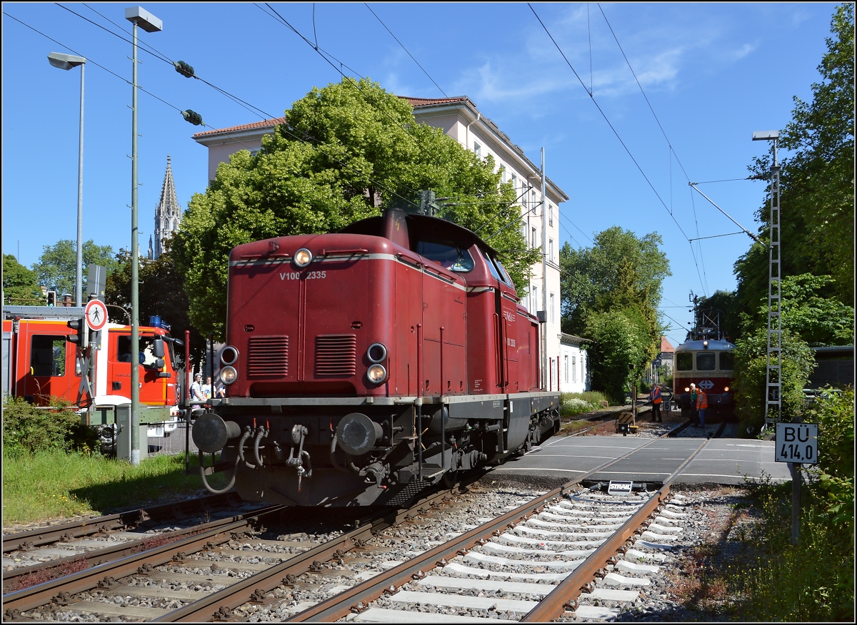 Oldiestunden im Grenzbahnhof. 

Nun setzt sich V100 2335 der NESA vor den Sonderzug Basel-Augsburg. Juni 2014.