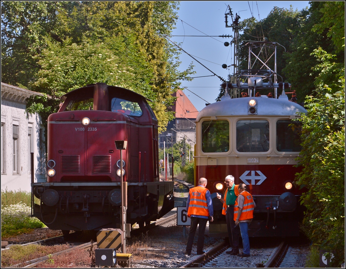 Oldiestunden im Grenzbahnhof. 

Nun bernimmt V100 2335 der NESA den Sonderzug Basel-Augsburg. Zuvor gibt es eine kleine Fotosession mit Re 4/4 I 10034. Juni 2014.