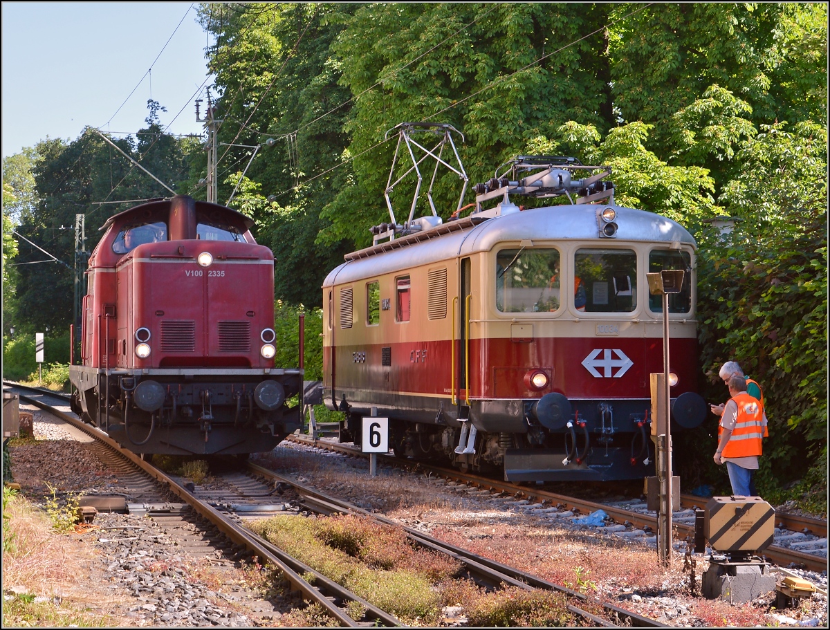 Oldiestunden im Grenzbahnhof. 

Nun bernimmt V100 2335 der NESA den Sonderzug Basel-Augsburg. Zuvor gibt es eine kleine Fotosession mit Re 4/4 I 10034. Juni 2014.