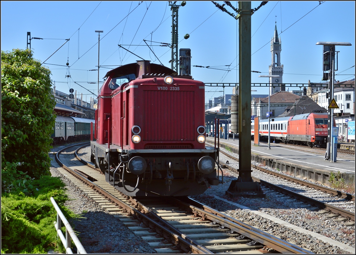 Oldiestunden im Grenzbahnhof. 

Rangiermanver der V100 2335 in Konstanz. Juni 2014.