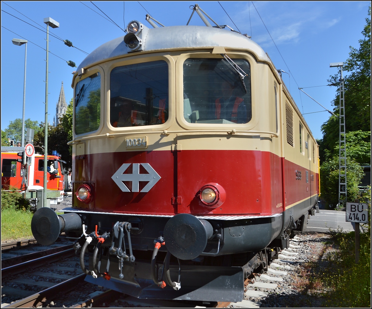 Oldiestunden im Grenzbahnhof. 

Re 4/4 I 10034 hat ihre Schuldigkeit getan und verschwindet Richtung Schweiz. Juni 2014.