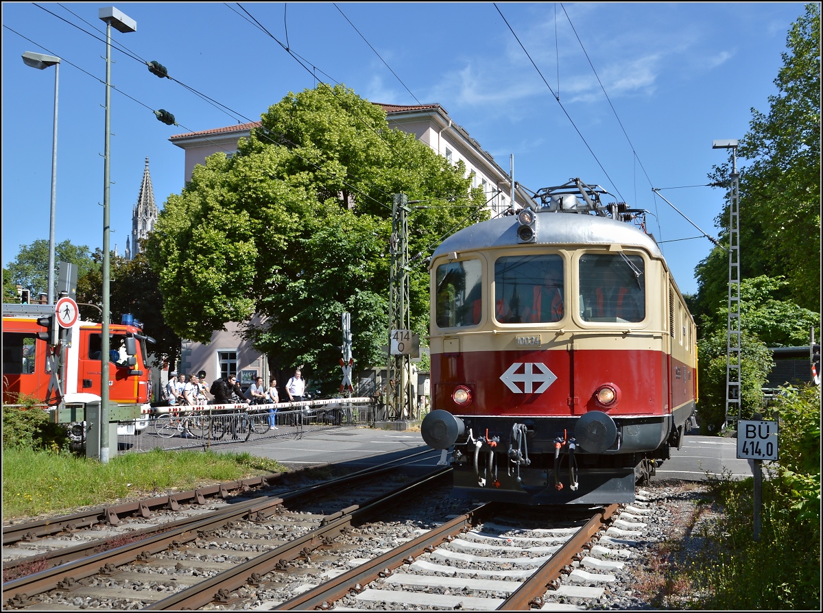 Oldiestunden im Grenzbahnhof. 

Re 4/4 I 10034 hat ihre Schuldigkeit getan und verschwindet Richtung Schweiz. Juni 2014.