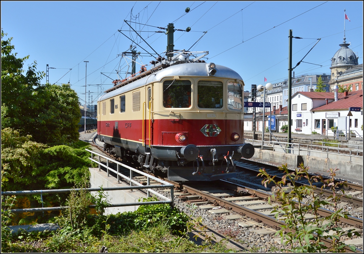 Oldiestunden im Grenzbahnhof. 

Re 4/4 I 10034 darf im Gegensatz zu den Schwestern der Centralbahn nicht nach Deutschland, daher wird in Konstanz abgekoppelt. Juni 2014.