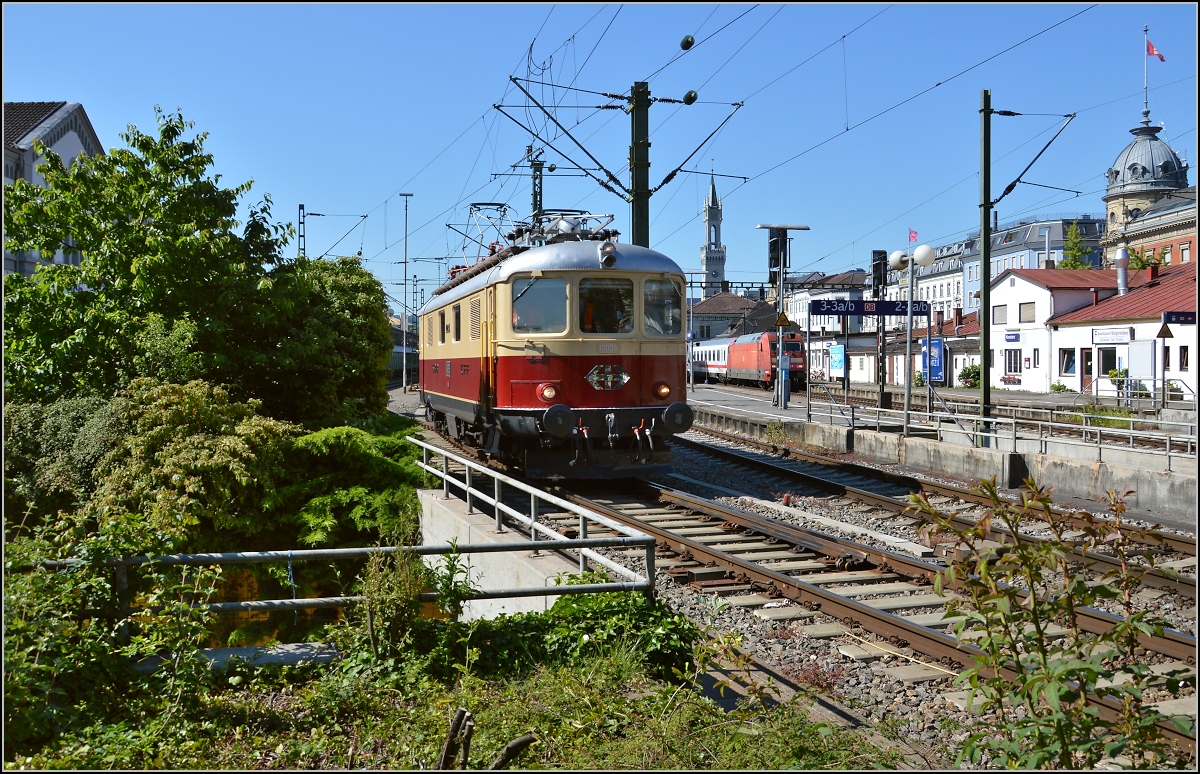 Oldiestunden im Grenzbahnhof. 

Re 4/4 I 10034 darf im Gegensatz zu den Schwestern der Centralbahn nicht nach Deutschland, daher wird in Konstanz abgekoppelt. Juni 2014.