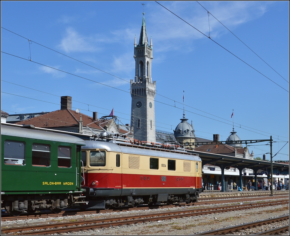 Oldiestunden im Grenzbahnhof. 

Re 4/4 I 10034 bringt den Sonderzug Basel-Zrich-Stein am Rhein-Konstanz-Augsburg ber die Grenze nach Konstanz. Juni 2014.