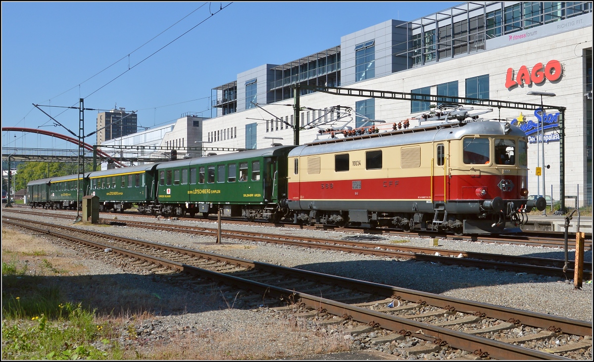 Oldiestunden im Grenzbahnhof. 

Re 4/4 I 10034 bringt den Sonderzug Basel-Zrich-Stein am Rhein-Konstanz-Augsburg ber die Grenze nach Konstanz. Juni 2014.