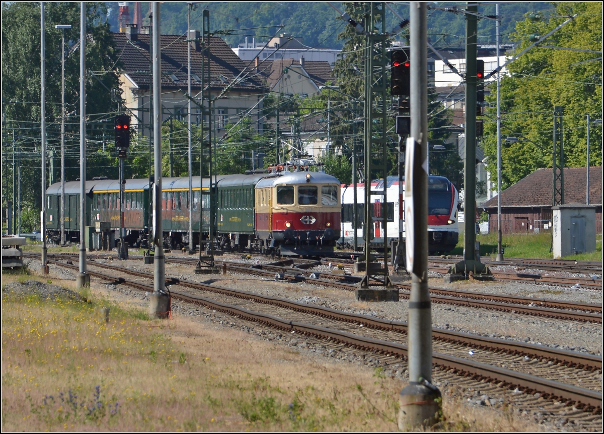 Oldiestunden im Grenzbahnhof. 

Re 4/4 I 10034 bringt den Sonderzug Basel-Zrich-Stein am Rhein-Konstanz-Augsburg ber die Grenze nach Konstanz. Juni 2014.