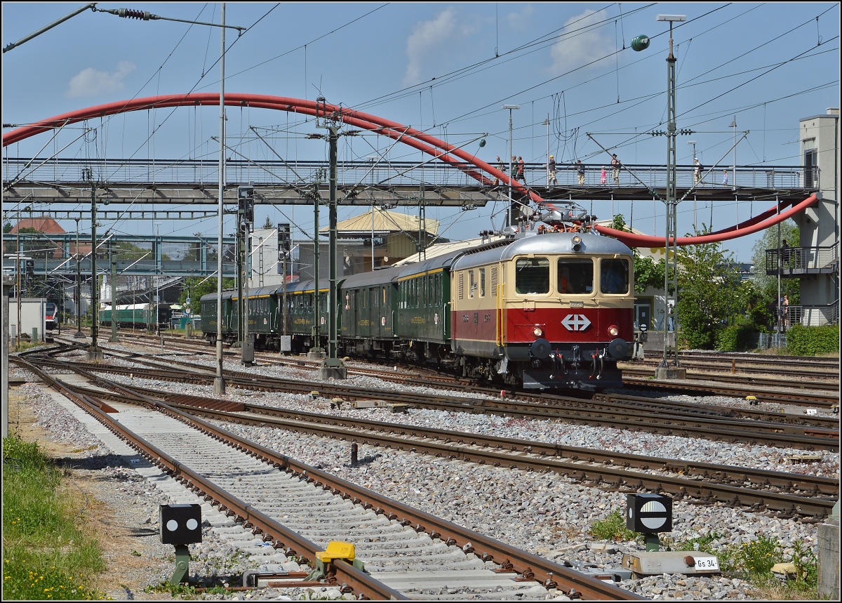Oldiestunden im Grenzbahnhof. 

Re 4/4 I 10034 bringt den Sonderzug Augsburg-Basel zur�ck in heimische Gefielde, noch ist der Zug unter der Bodenseewelle. Juni 2014.