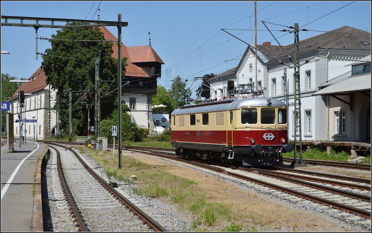 Oldiestunden im Grenzbahnhof. 

Re 4/4<sup>I</sup> 10034 rangiert vor historischen Mauern, das Konzilsgeb�ude wurde im Jahr 1188 erbaut. Juni 2014.