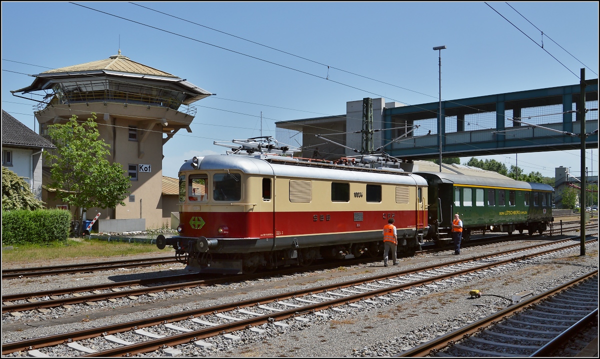 Oldiestunden im Grenzbahnhof. 

Re 4/4<sup>I</sup> 10034 ist mit einem Verst�rkungswagen gerade in Konstanz eingetroffen. Juni 2014.

Weil sie so sch�n ist, finde ich die gro�e Bilderserie passend...