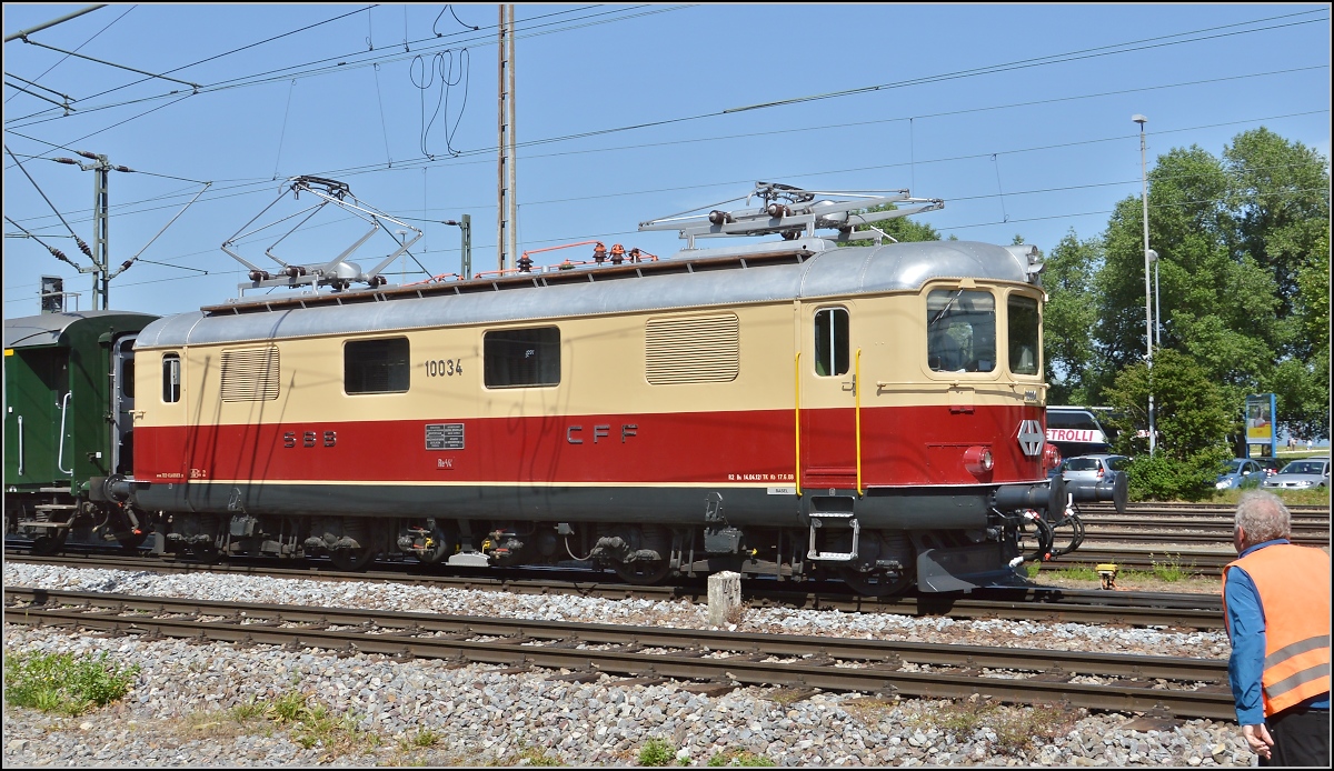 Oldiestunden im Grenzbahnhof. 

Unter den Argusaugen des Eigentmers bringt Re 4/4 I 10034 den Sonderzug Augsburg-Basel zurck in heimische Gefielde. Juni 2014.

Von hier einen herzlichen Gru nach Freiburg!