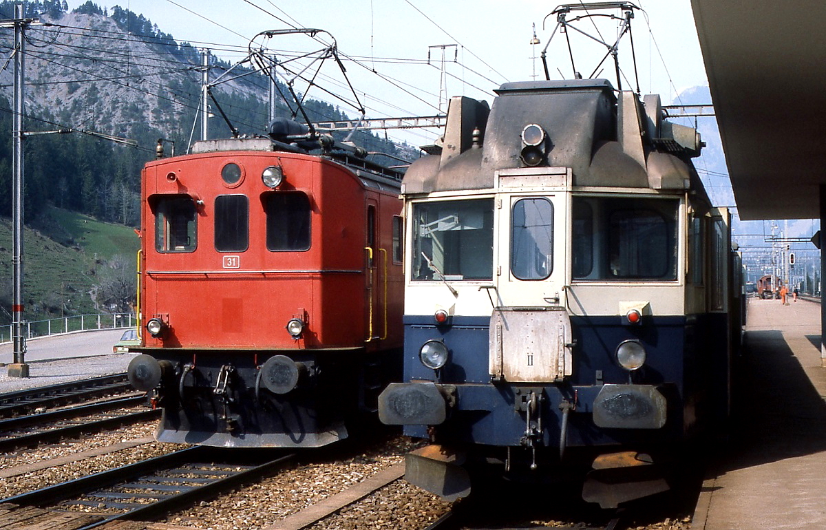 Oldtimertreffen in Kandersteg im Mai 1981: Neben einem der 1936 gebauten ABDZe 4/6 steht der 1925 in Dienst gestellte Te 2/3 31
