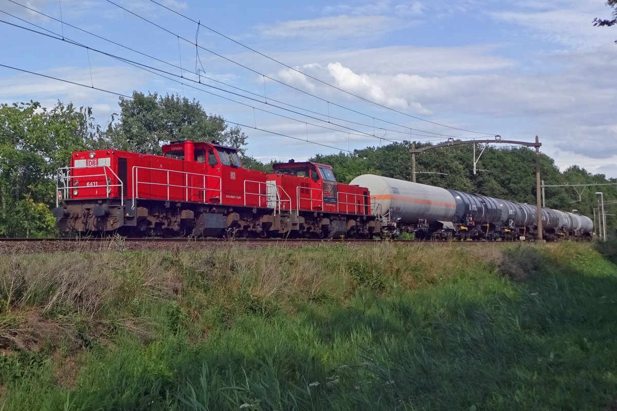 Olivier/6411 schleppt ein Kesselwagenzug am 30 Juli 2019 durch Tilburg Oude warande.