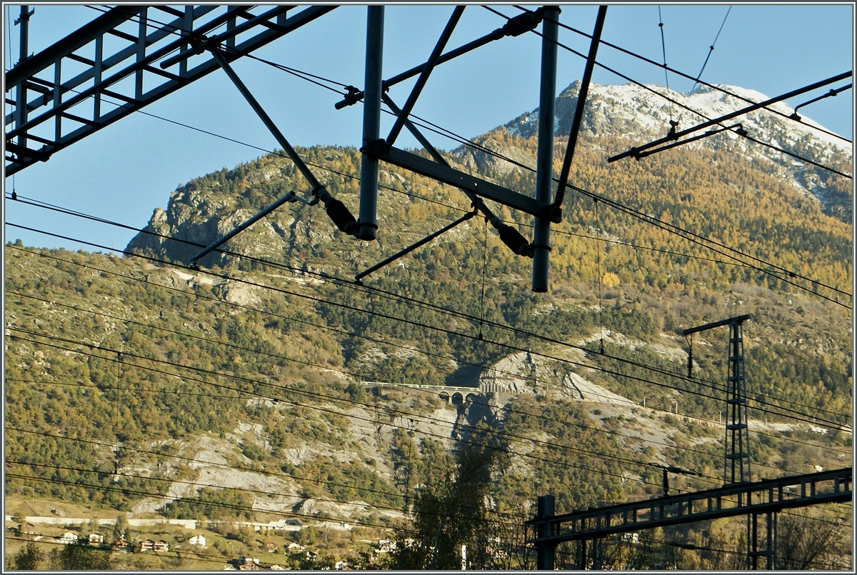 Ollis Bild aus Flüelen hat mir Mut gemacht, dieses  Fahrleitungs-Bild  hier zu zeigen: Mit etwas Geschick erkennt man zwischen den Fahrleitungselementen des SBB Bahnhof von Raron am Berg einen BLS  Lötschberger  auf der Fahrt Richtung Bern.
7. Nov. 2013
