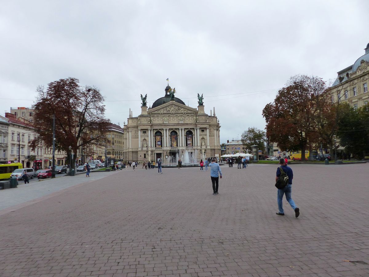 Opera Prospekt Svobody Lviv, Ukraine 03-09-2019.


Opera Prospekt Svobody Lviv, Oekrane 03-09-2019.