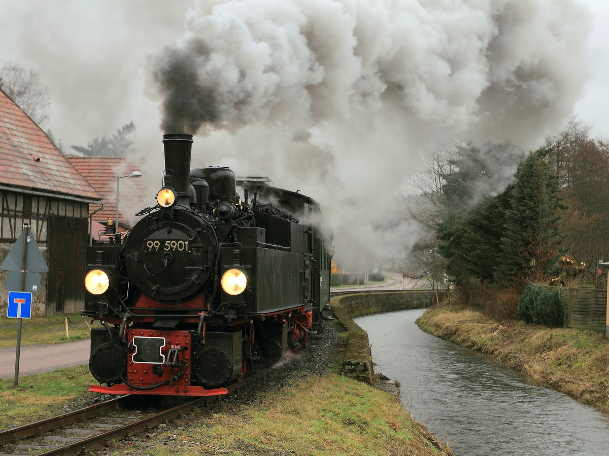 Ortsdurchfahrt Lindenberg, Durchfahrt 99 5901 am 30. Januar 2016. 