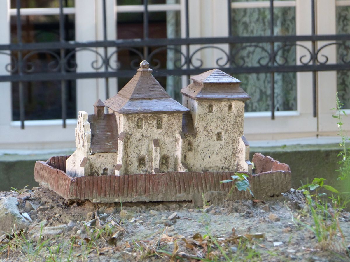  Park Miniatyur U Lʹvovi , Palast der Grafen von Potockis, Potocki-Palast, Mykoly Kopernyka Strasse, Lviv 08-09-2016.


Miniaturen bouwwerken uit Oekrane en omringende landen in Park Miniatyur U Lʹvovi, achterzijde van het Pototskypaleis, Mykoly Kopernyka straat, Lviv 08-09-2016.