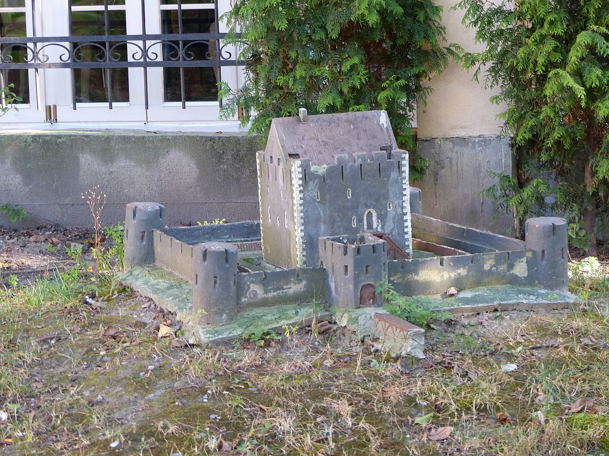  Park Miniatyur U Lʹvovi , Palast der Grafen von Potockis, Potocki-Palast, Mykoly Kopernyka Strasse, Lviv 08-09-2016.


Miniaturen bouwwerken uit Oekrane en omringende landen in Park Miniatyur U Lʹvovi, achterzijde van het Pototskypaleis, Mykoly Kopernyka straat, Lviv 08-09-2016.