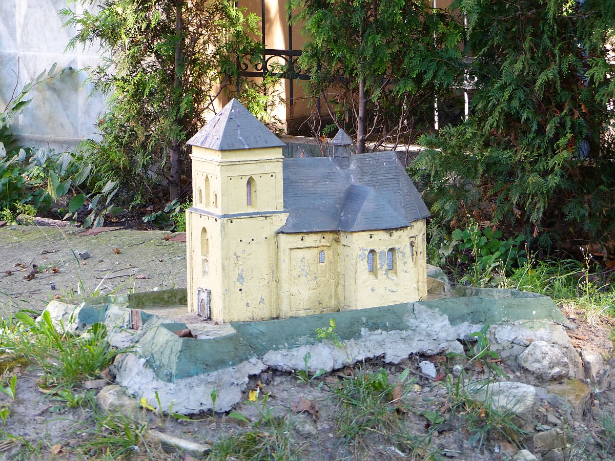  Park Miniatyur U Lʹvovi , Palast der Grafen von Potockis, Potocki-Palast, Mykoly Kopernyka Strasse, Lviv 08-09-2016.


Miniaturen bouwwerken uit Oekrane en omringende landen in Park Miniatyur U Lʹvovi, achterzijde van het Pototskypaleis, Mykoly Kopernyka straat, Lviv 08-09-2016.