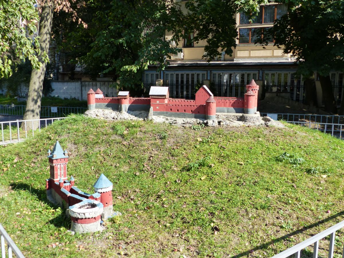  Park Miniatyur U Lʹvovi , Palast der Grafen von Potockis, Potocki-Palast, Mykoly Kopernyka Strasse, Lviv 08-09-2016.


Miniaturen bouwwerken uit Oekrane en omringende landen in Park Miniatyur U Lʹvovi, achterzijde van het Pototskypaleis, Mykoly Kopernyka straat, Lviv 08-09-2016.