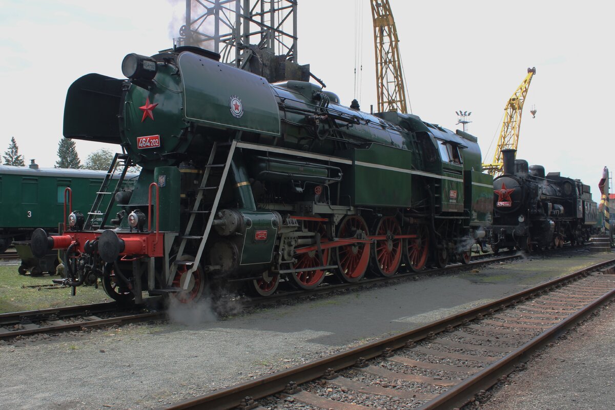 Pause fr Laubfrosch 464 202 in Luzna u Rakovnika am 11 Mai 2024 -sie ist gerade mity ein Sonderzug aus Praha eingefahren und bekommt Kohle und Wasser fr einige Dampffahrten.