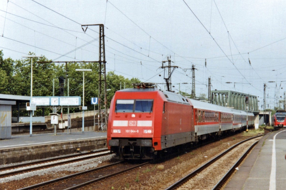PbZ mit 101 044 durchfahrt am 13 April 2000 K�ln Deutz.
