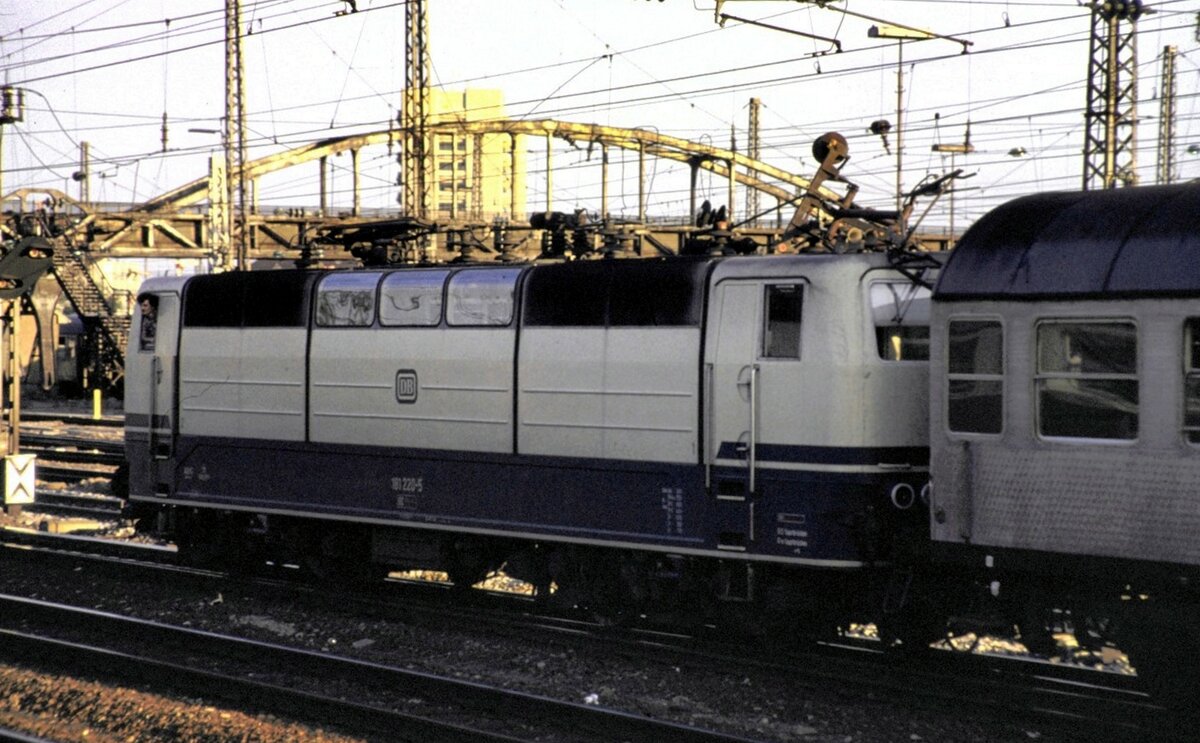 Pech gehabt: 181 220-5 mit abgerissenem Stromabnehmer - der Lokführer hält Ausschau nach der Schlepplok in der Ausfahrt von Mannheim am 17.05.1981.