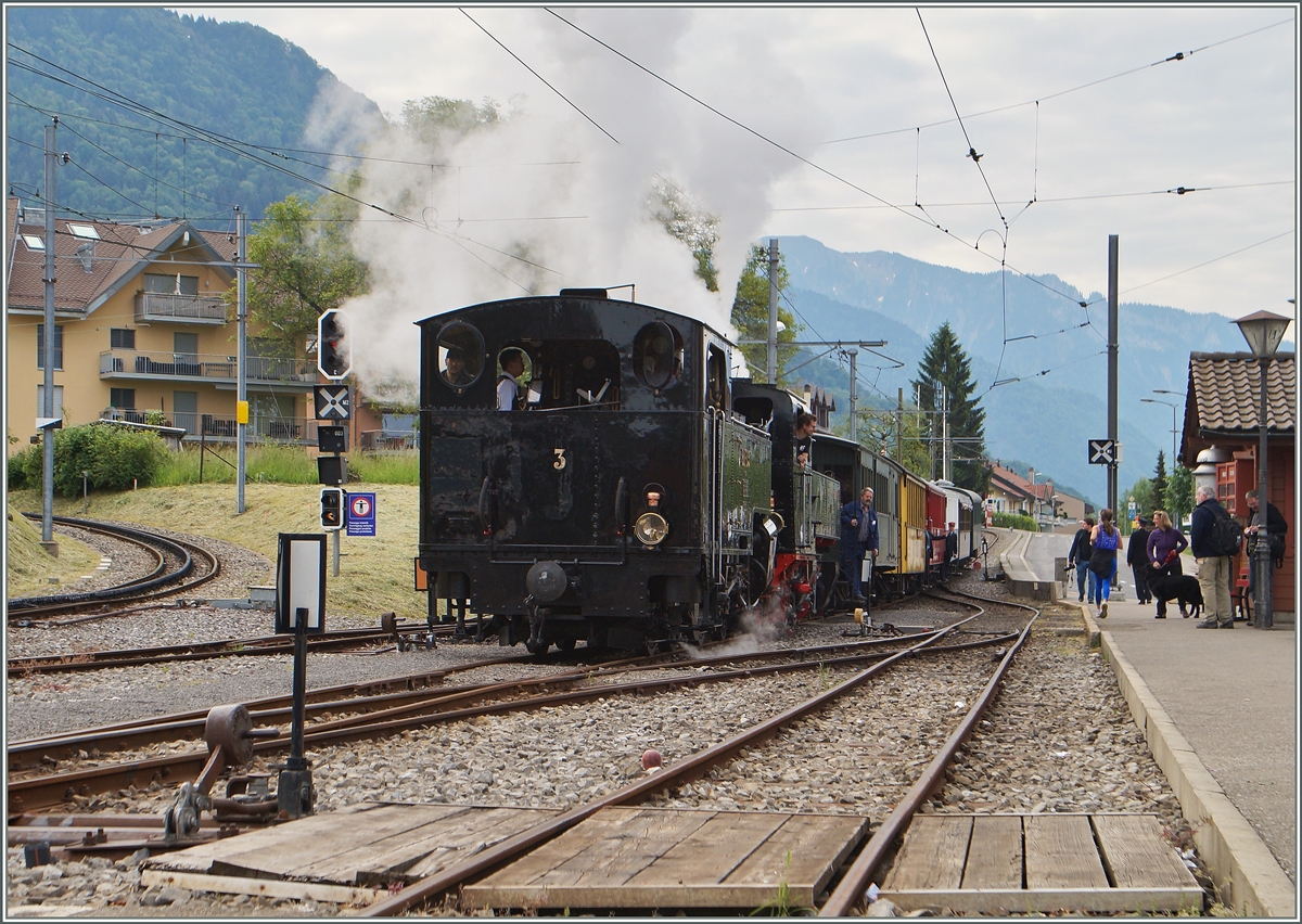 Pfingstfestival der Blonay Chamby Bahn 2015: der erste Dampfzug nach Vevey hat von Chaulin kommend, Blonay erreicht.
25.Mai 2015