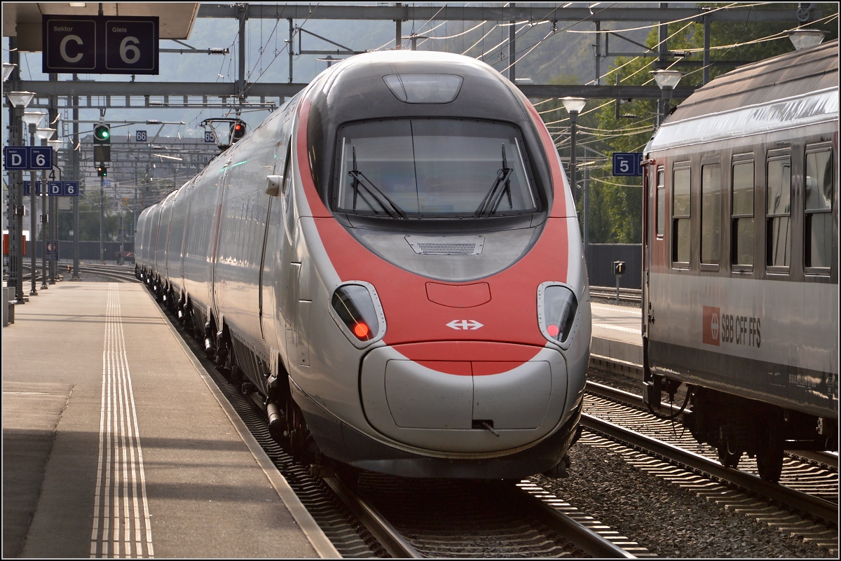 Pinocchio bei der Arbeit. ETR 610 als EC Basel-Milano in Visp. August 2014.