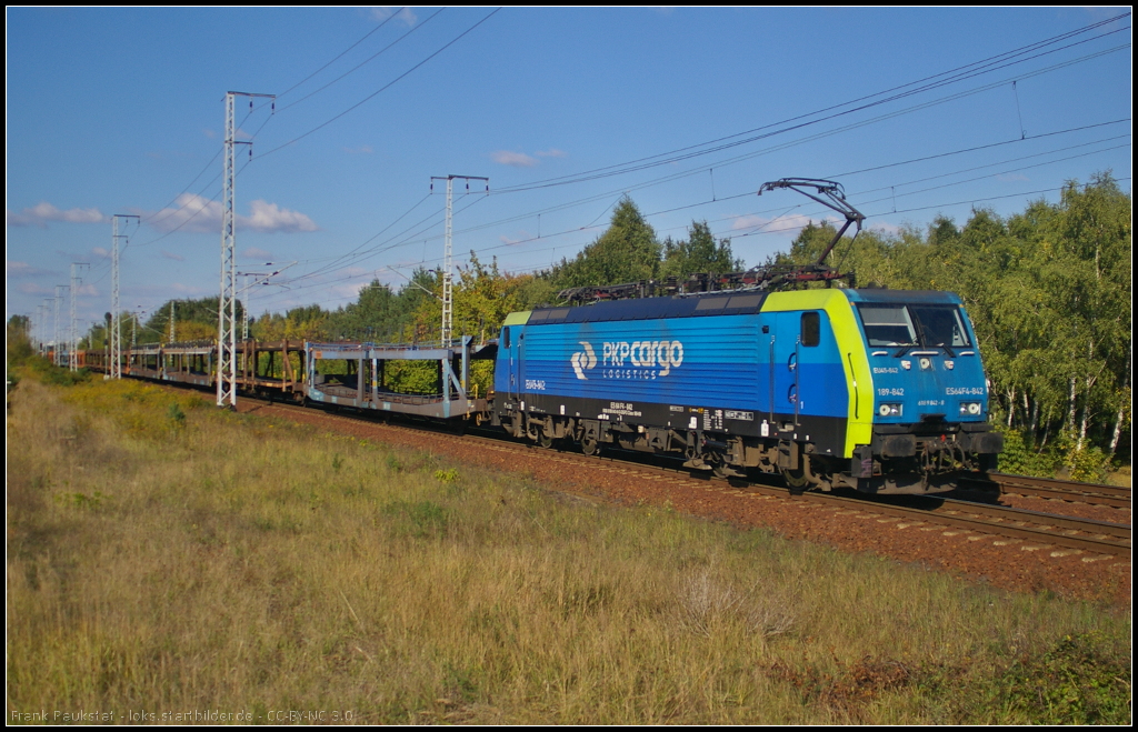 PKP Cargo EU45-842 / ES 64 F4-842 / 189 842-8 fuhr mit leeren Laaeks-Wagen von SITFA am 01.10.2013 durch die Berliner Wuhlheide