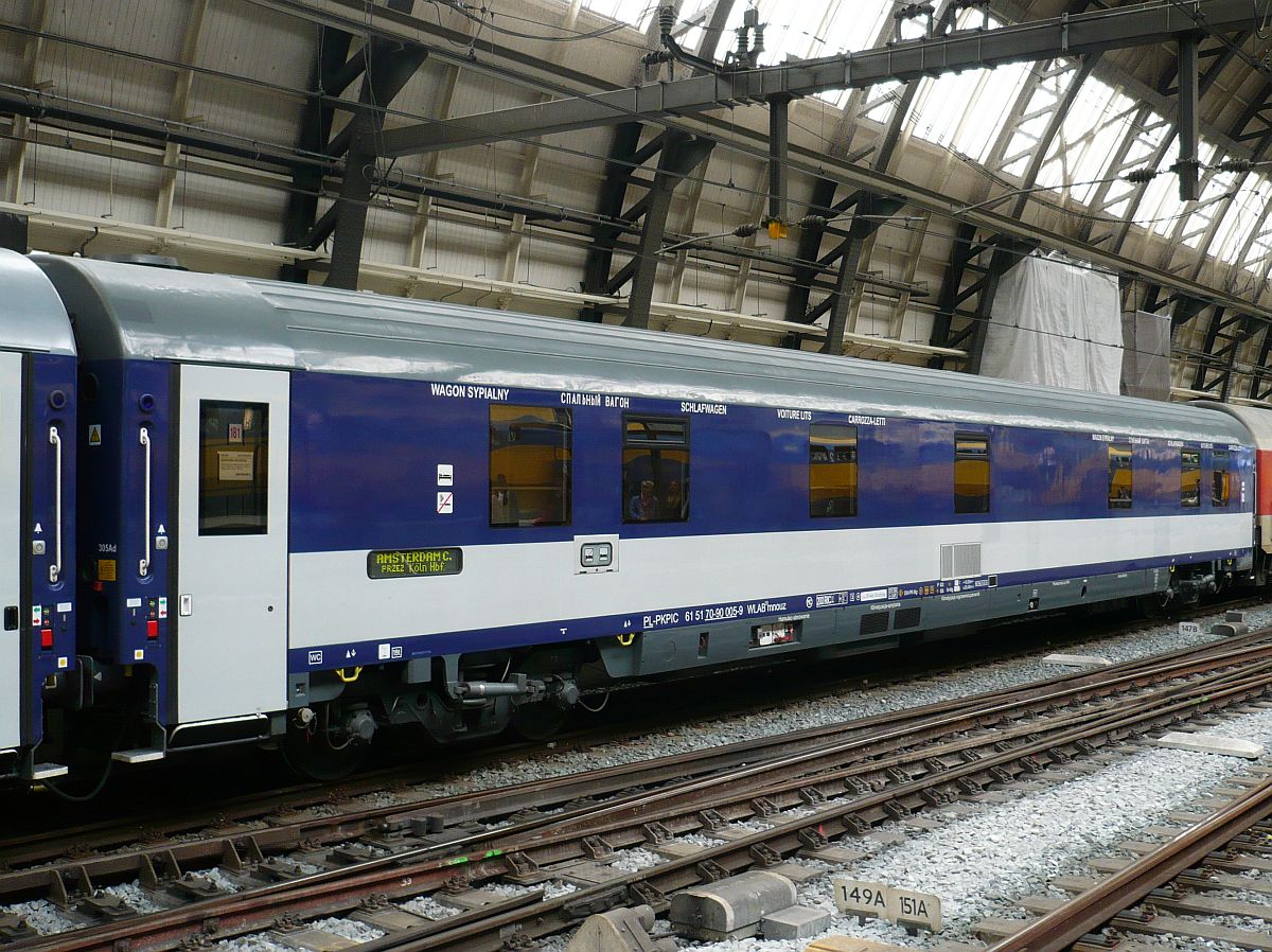 PKP Schlafwagen WLAB10mnouz mit Nummer 61 51 70-90 005-9 auf Gleis 7 Amsterdam Centraal Station 04-06-2014.

PKP slaaprijtuig WLAB10mnouz met nummer 61 51 70-90 005-9 in trein 456 op spoor 7 Amsterdam Centraal Station 04-06-2014.