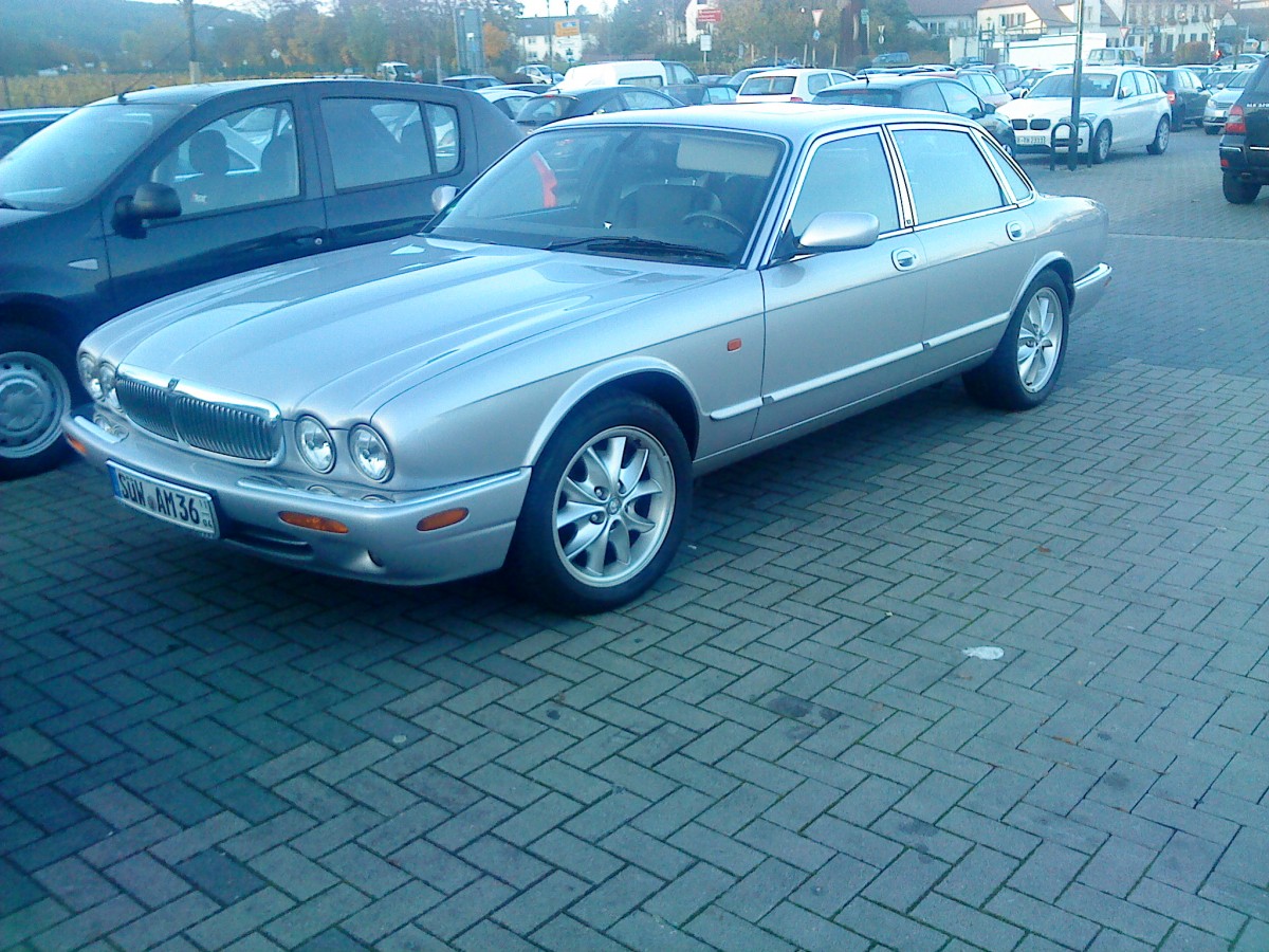 PKW Jaguar Sovereign Baujahr 2001 auf dem Wurstmarktgel�nde in Bad D�rkheim am 11.11.2013